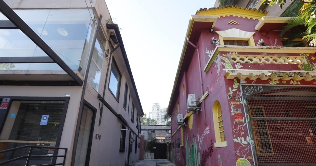 Assassinato de vilas: Câmara e Prefeitura liberarem venda de rua de SP beira a loucura
