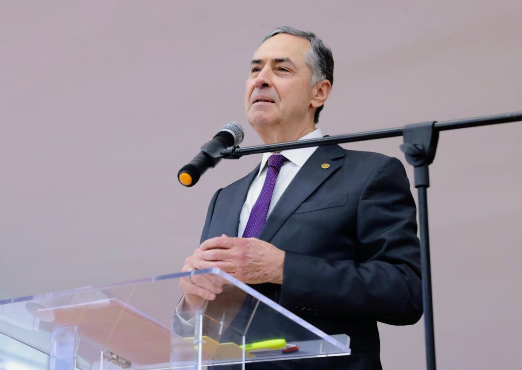Barroso defende papel do STF na regulação das plataformas e alfineta Trump