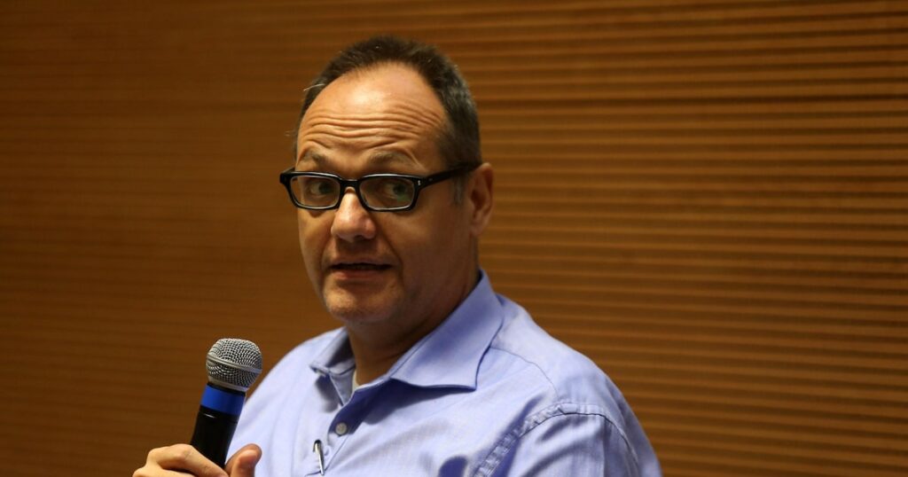 EUA estão com reputação abalada e já são tratados como economia emergente, diz Samuel Pessôa