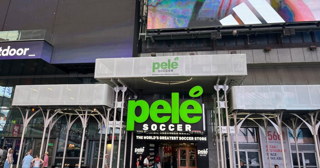 Na loja do Pelé em Nova York, camisa do Palmeiras vale R$ 10 mil e futebol não é ‘soccer’