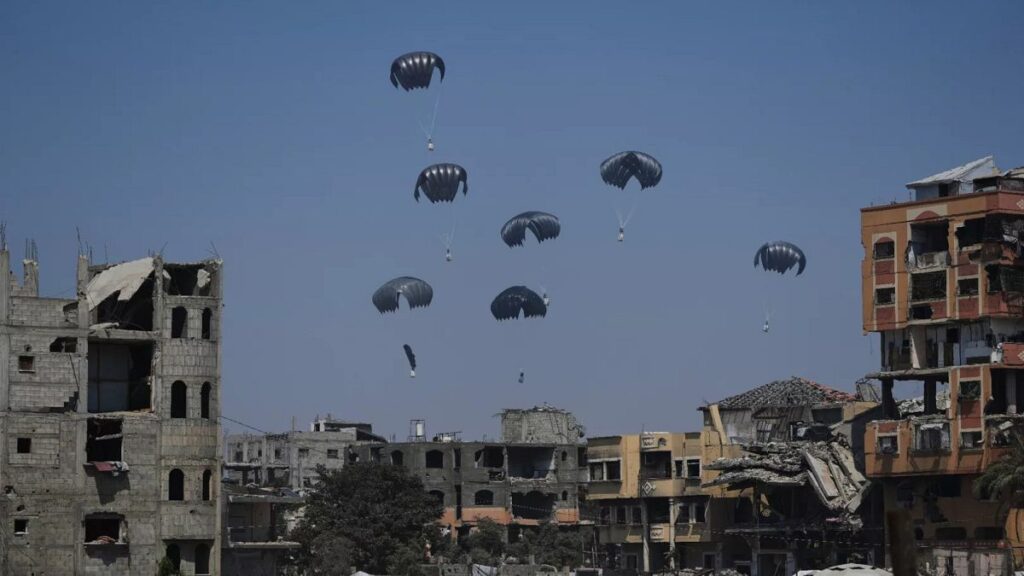 Perante situação de fome, mais ajuda humanitária é lançada por via aérea sobre a Faixa de Gaza