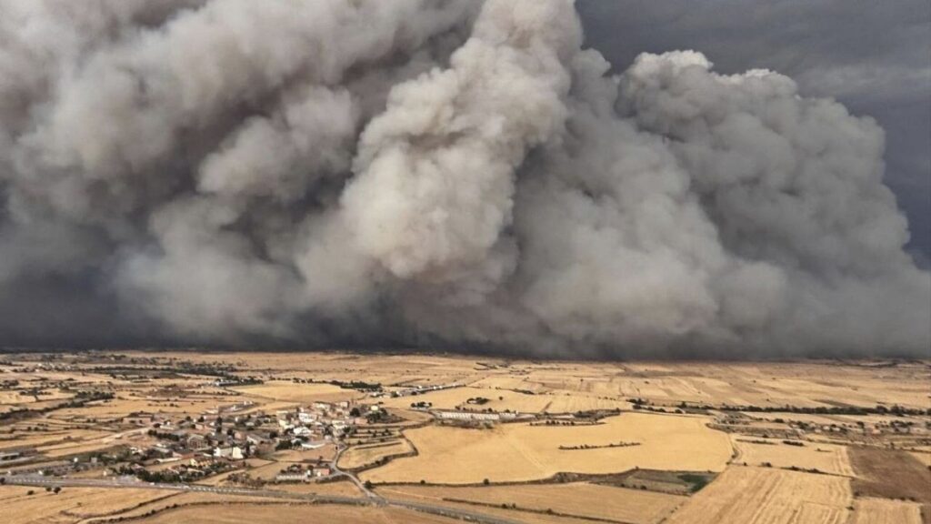Primeiro grande incêndio do verão em Espanha faz 2 mortos e uma nuvem semelhante a um vulcão