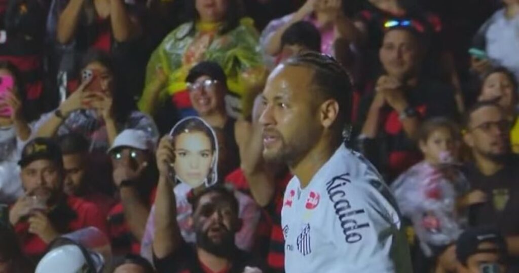 Torcida do Sport ‘dribla PM’ e provoca Neymar com máscaras de Bruna Marquezine; veja