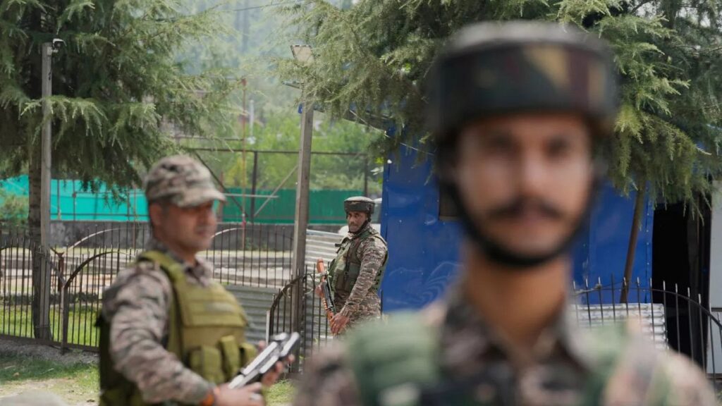 Três supostos militantes mortos em tiroteio na região disputada de Caxemira, afirma a Índia