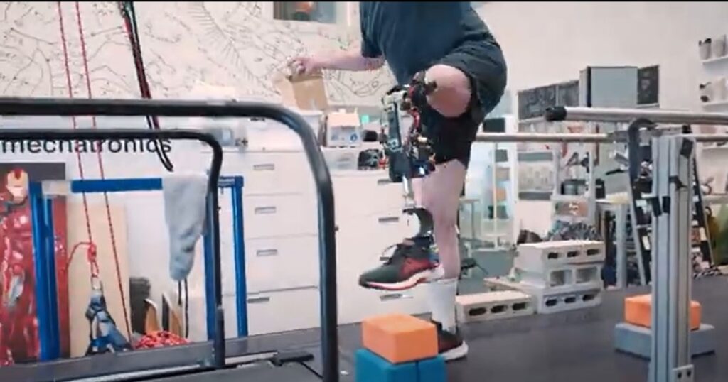 Vídeo: novo joelho biônico ajuda amputados a andar mais rápido e subir escadas, mostra estudo do MIT