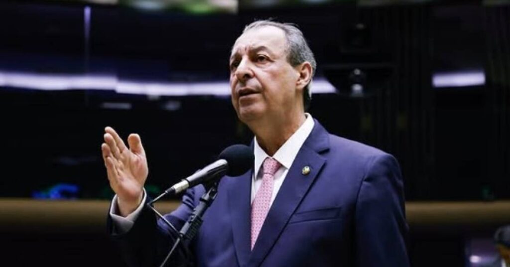 A reação de Omar Aziz após sofrer derrota na CPI do INSS