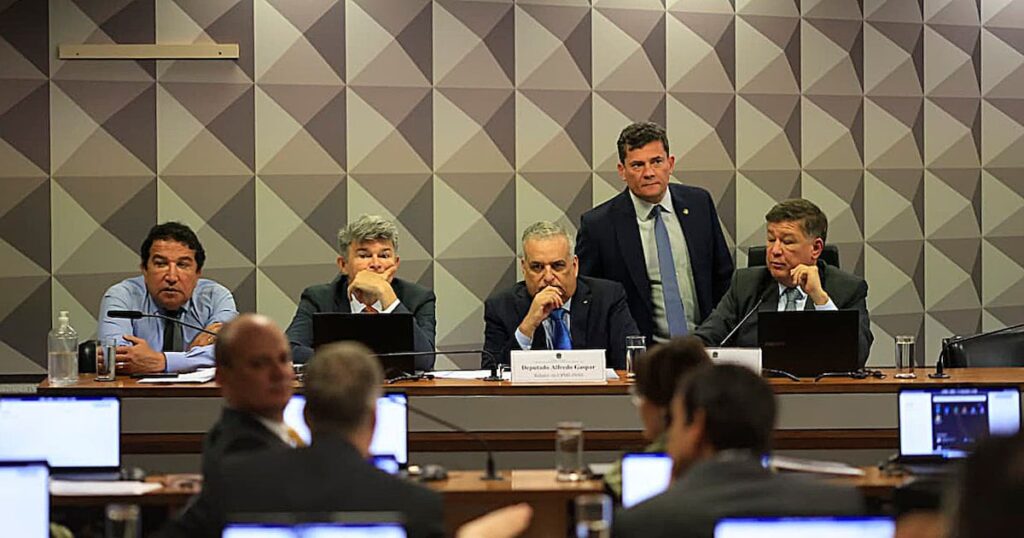 CPI do INSS vai causar mais dano a Lula do que julgamento ao bolsonarismo