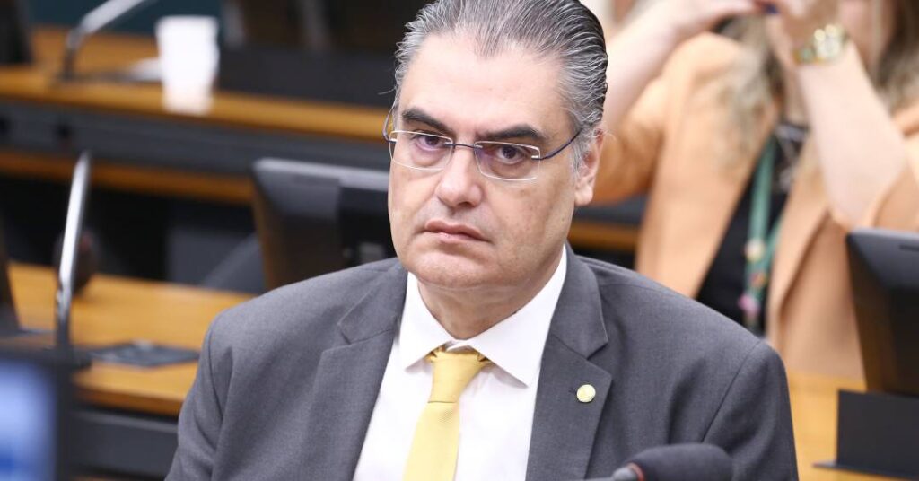 Desconforto de relator e polêmicas adiam votação de PEC da blindagem