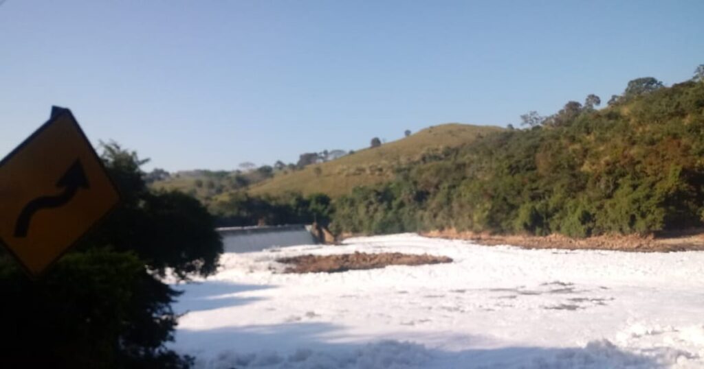 Drone flagra espuma tóxica cobrindo grande extensão do Rio Tietê em Salto