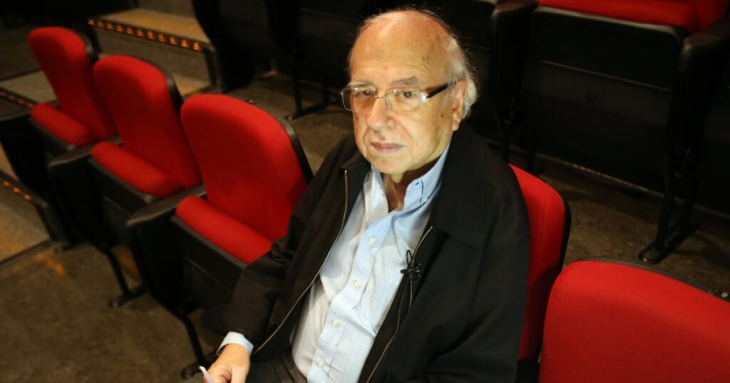 Luis Fernando Verissimo: veja escritor lendo sua primeira crônica como colunista do Estadão