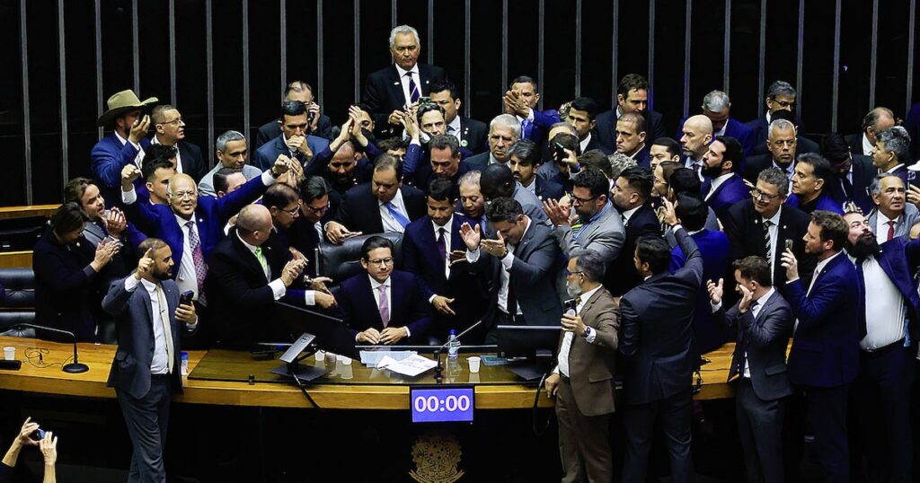 Motta retoma cadeira na Câmara: ‘País deve estar em primeiro lugar e não projetos pessoais’