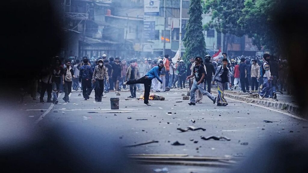 Polícia e estudantes entram em confronto em Jacarta durante protesto contra subsídios de deputados