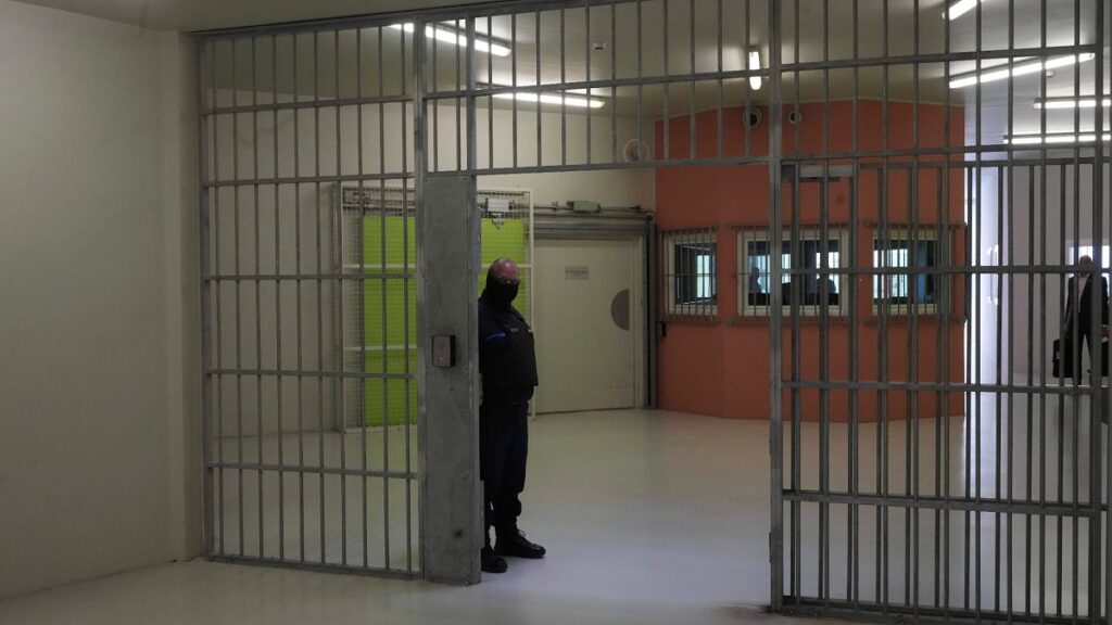 Prisões francesas: sobrelotação recorde, tensões políticas e apelos a uma reforma urgente