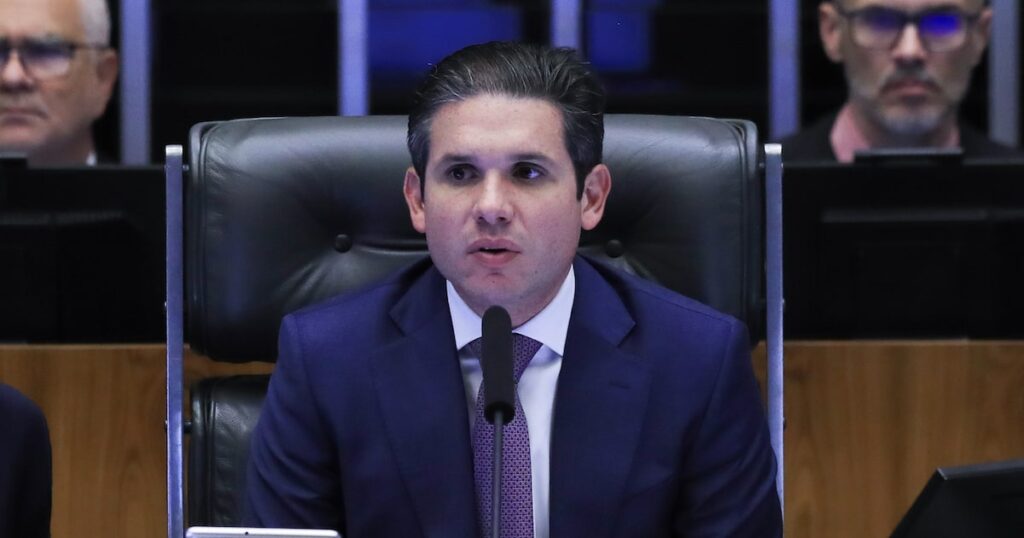 Proposta de voto secreto para abrir inquérito contra parlamentar leva a adiamento de PEC na Câmara