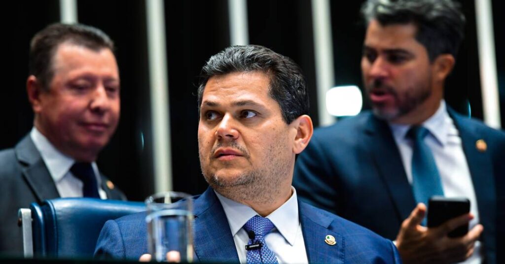 Alcolumbre pede ‘paz’ no Congresso enquanto prepara texto da anistia