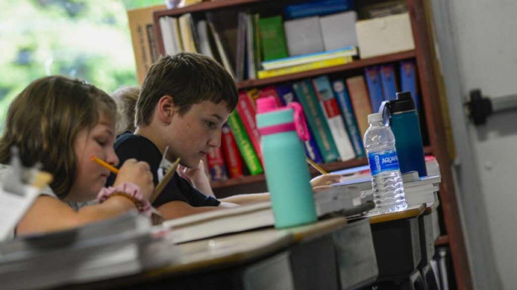 Alunos sem telemóveis e escolas sem professores: o novo ano letivo está aí