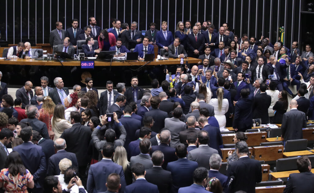 Câmara aprova urgência de projeto que anistia participantes de manifestações políticas