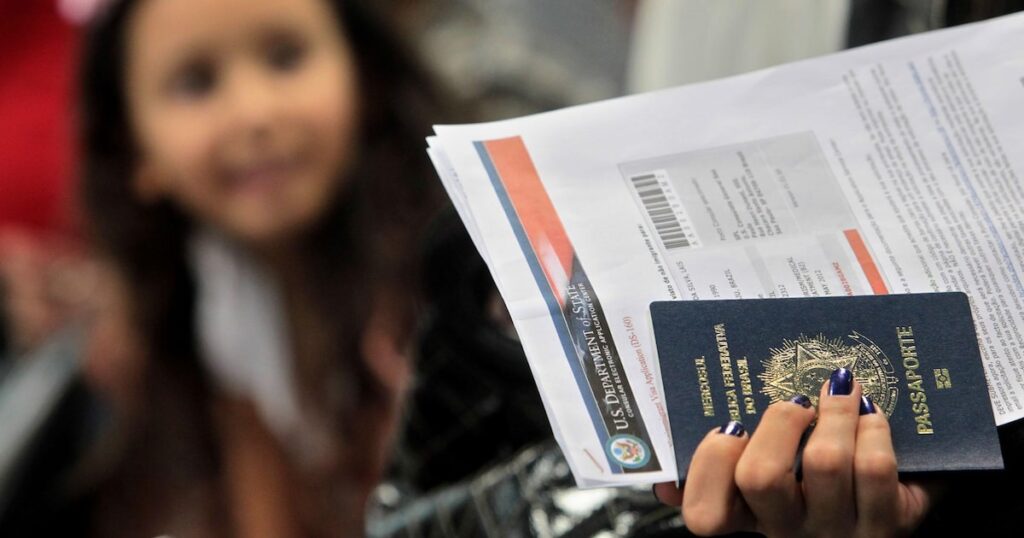 EUA suspendem taxa extra de US$ 250 sobre o preço do visto