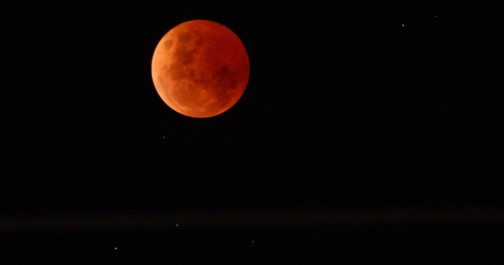 Eclipse lunar total mais longo do ano ocorre neste mês e terá lives no YouTube; saiba como ver