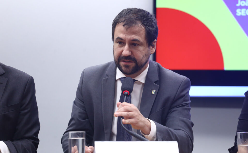 Governo defende incluir proteção contra fraudes e deepfakes em projeto sobre IA