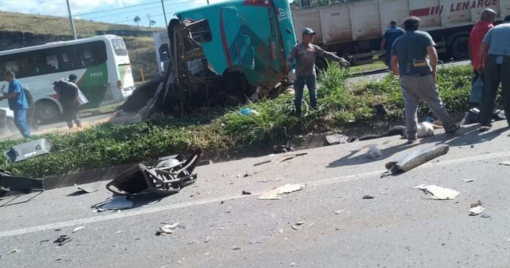Grave acidente entre dois ônibus deixa quatro mortos e 31 feridos em MG