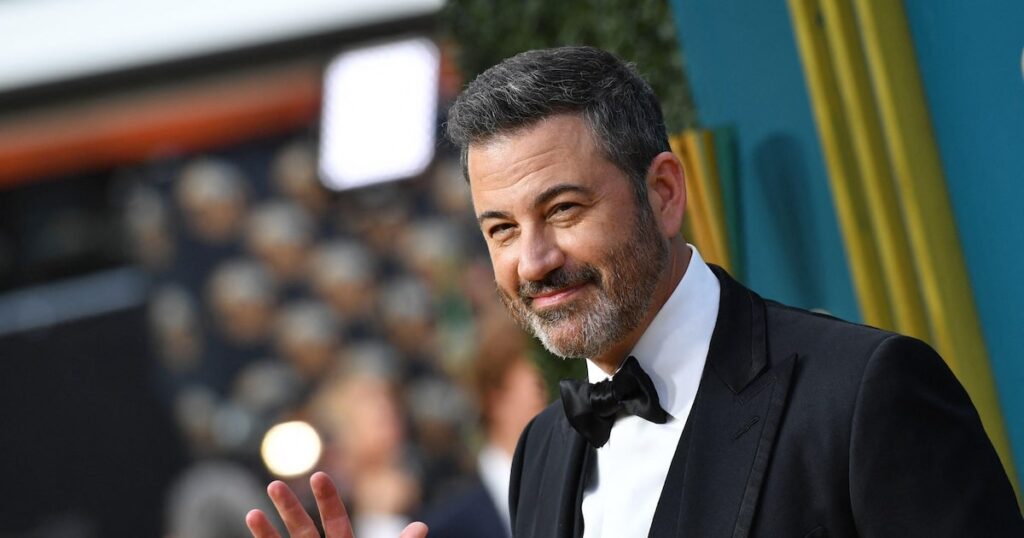 Jimmy Fallon e Stephen Colbert ironizam suspensão de Jimmy Kimmel e apoiam apresentador; veja vídeos