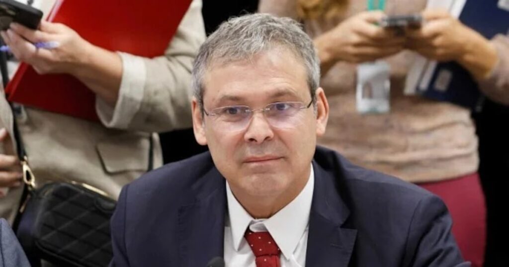 Líder do PT confraterniza com advogados de bolsonaristas no STF: ‘Prazerzaço, meu irmão!’