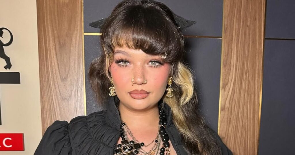 Lola Young cancela show no Lollapalooza Brasil e anuncia pausa na carreira após desmaiar no palco