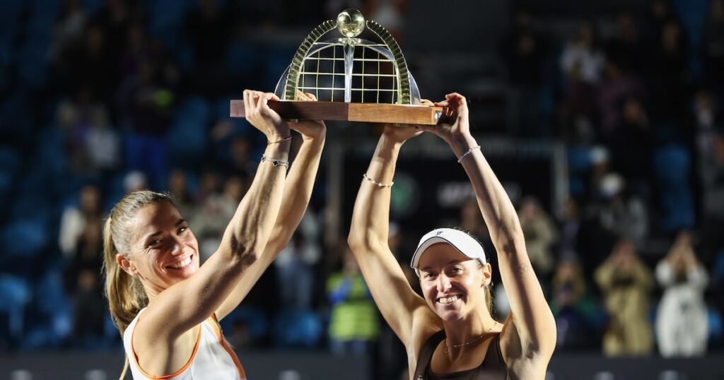 Luisa Stefani e parceira húngara viram sobre dupla brasileira e são campeãs do SP Open de tênis
