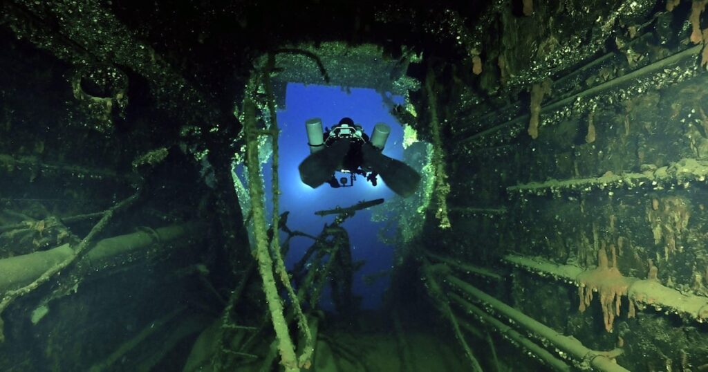 Mergulhadores recuperam objetos de navio ‘gêmeo’ do Titanic; veja o que foi encontrado