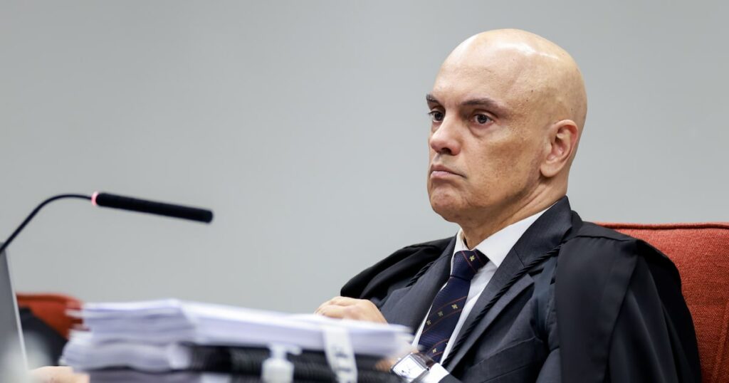 Moraes veta participação de bispo com histórico político em grupo de oração na casa de Bolsonaro