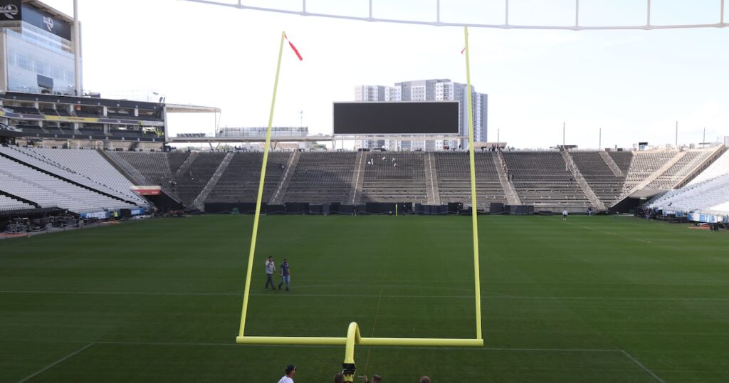 NFL no Brasil: Neo Química Arena se transforma para receber Chargers x Chiefs; veja imagens