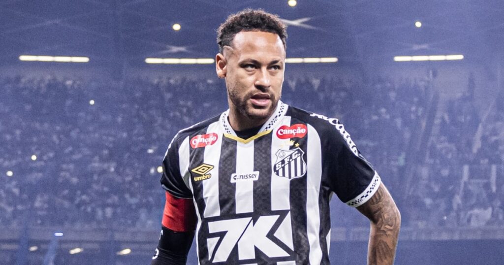 Neymar voltará a jogar pelo Santos em um mês, prevê Marcelo Teixeira