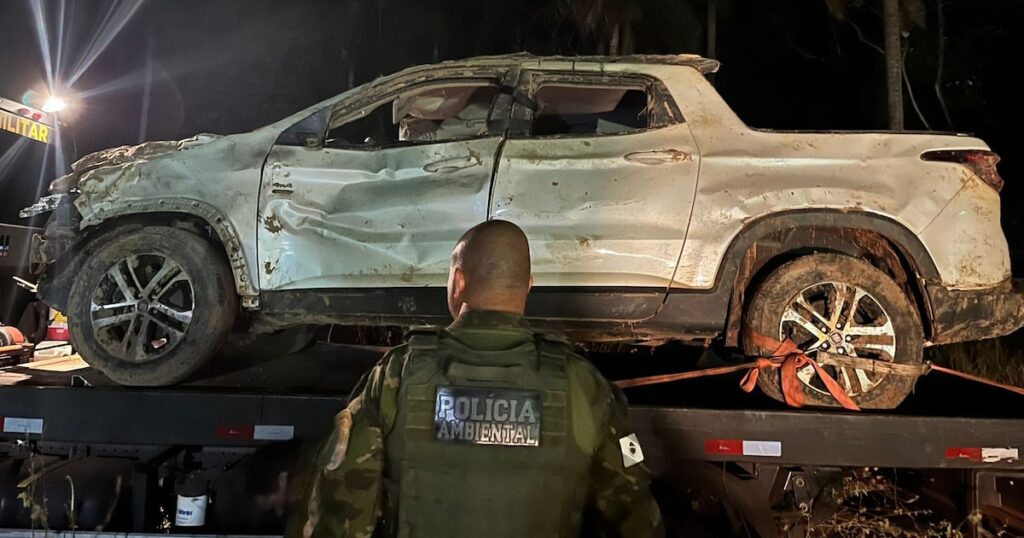 Polícia encontra carro de homens desaparecidos no PR enterrado com marcas de sangue e tiro