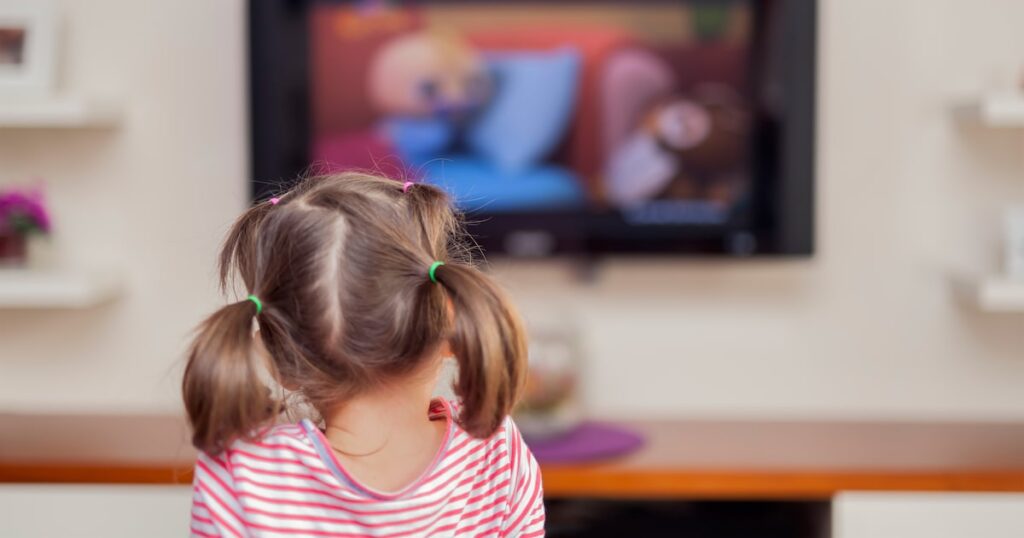 Por que tantos jovens adultos ligam legendas para ver TV ou filmes no próprio idioma?