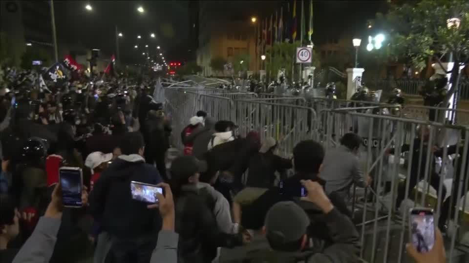 Protesto da geração Z no Peru termina em confronto com a polícia