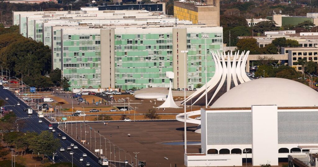 Reforma administrativa: Brasil deve gastar recorde de R$ 1,7 tri com servidores públicos em 2025