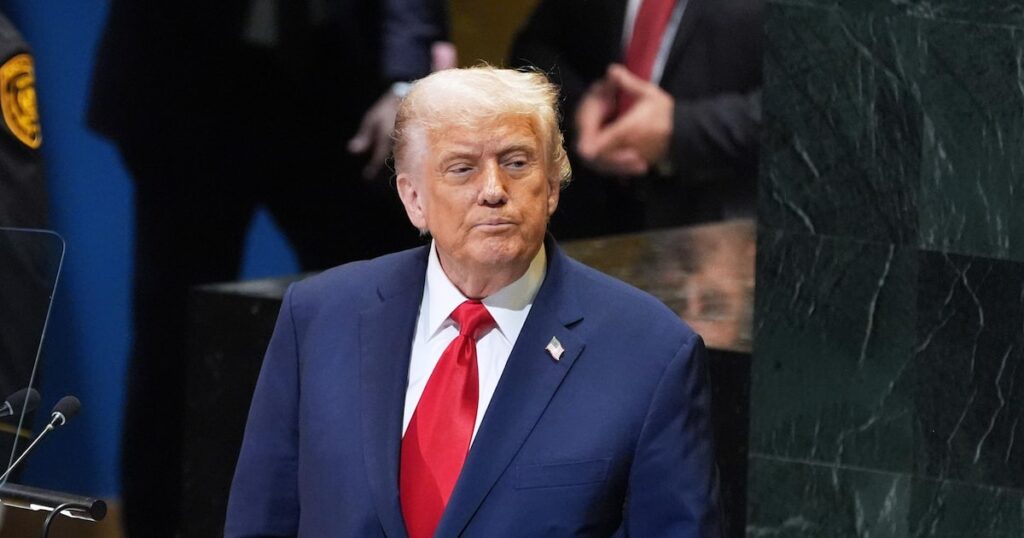 Trump anuncia nova rodada de tarifas que variam de 25% para caminhões a 100% para medicamentos