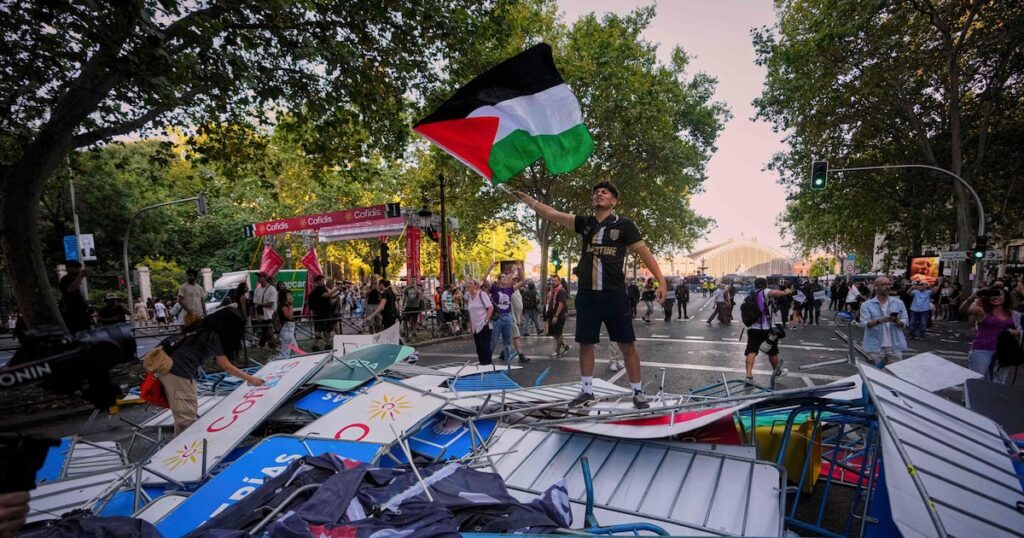 Última etapa da Volta da Espanha é suspensa por manifestações pró-Palestina