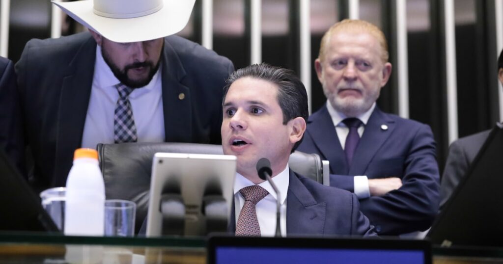 Voto secreto na PEC da Blindagem é aprovado sob protestos ignorados por Motta e ‘votação relâmpago’