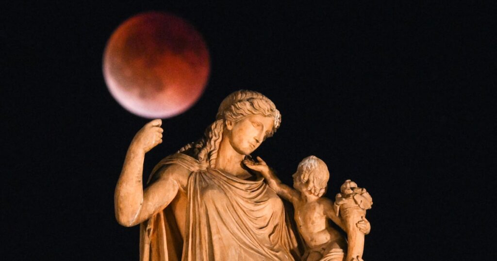 ‘Lua de sangue’: veja fotos do eclipse total deste domingo, 7