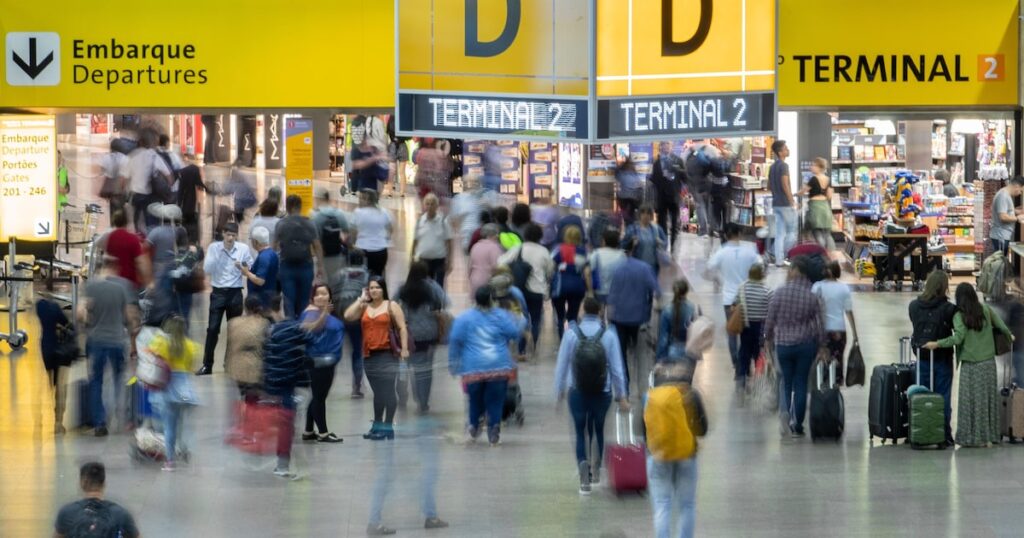 Brasileiro viaja mais de avião do que de ônibus, como diz o governo? Saiba o que dizem os dados