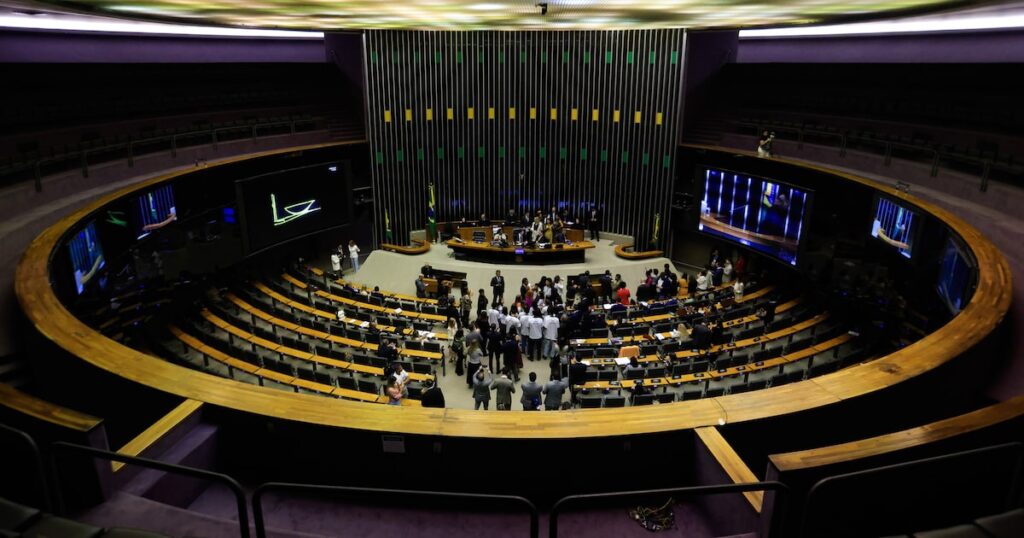 Câmara aprova urgência de projeto que prevê proteção especial para influenciadores mirins
