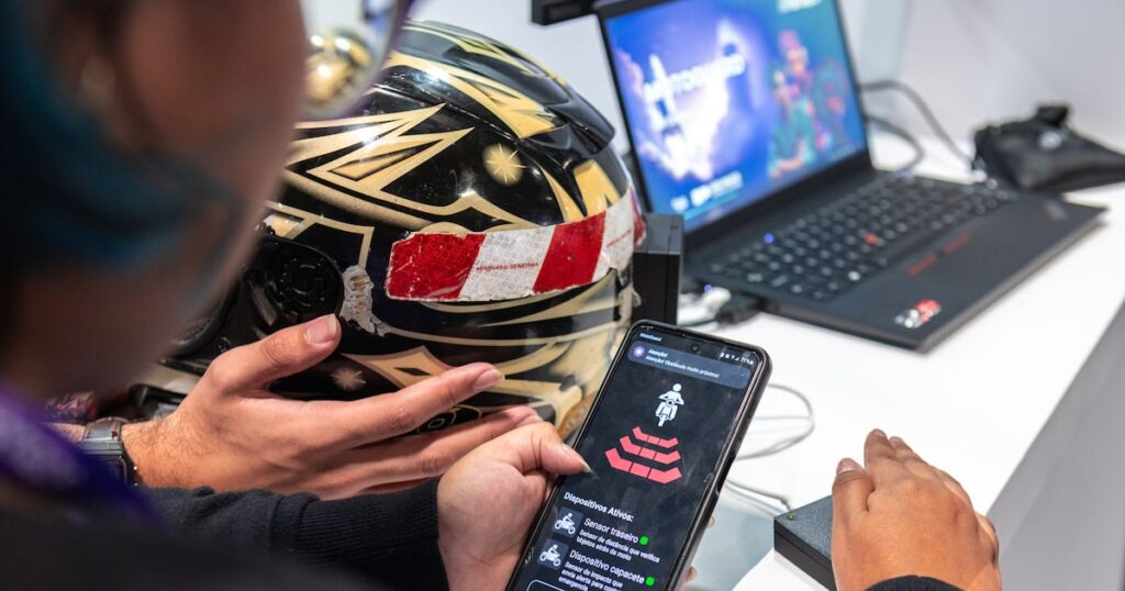 Capacete que chama o Samu, app antiqueda de idoso: veja projetos de alunos do ensino médio