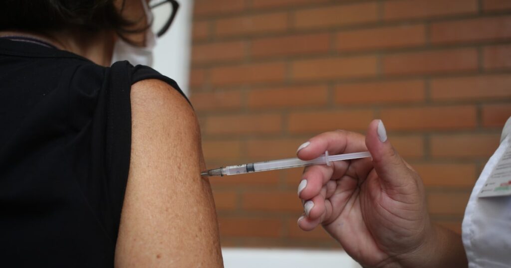 Como a vacina para a covid-19 ajuda a combater tumores malignos