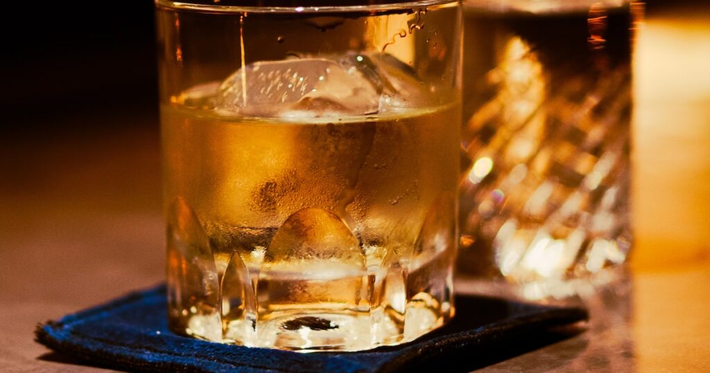 Crise do metanol: quem fiscaliza a venda de bebidas alcoólicas no Brasil e como ela é feita?