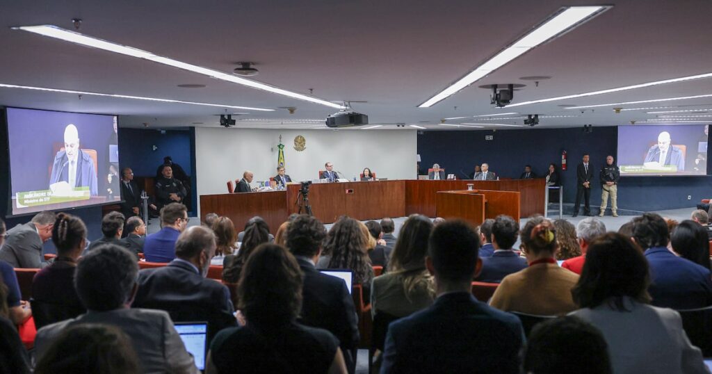 Defesas de Filipe Martins e Câmara enviam alegações finais ao STF após Moraes restabelecer advogados