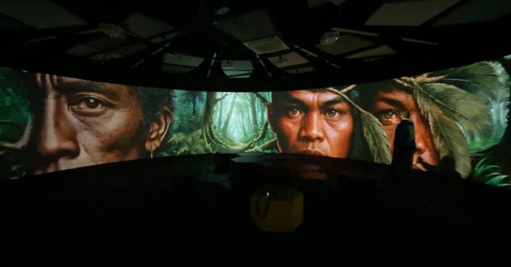 Descendentes do povo Mura lideram exposição imersiva sobre Amazônia