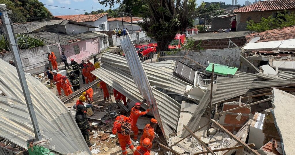 Em Olinda, moradores vasculham escombros de desabamento para resgatar vítimas: ‘A gente foi herói’