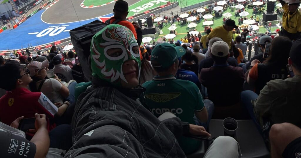 F1: Russell se disfarça com máscara e curte 1º treino livre do GP do México das arquibancadas